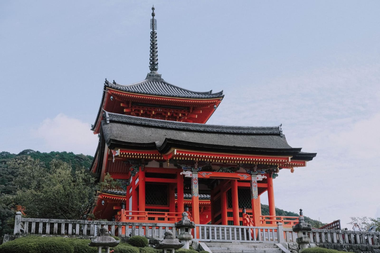 Explore the exquisite architecture of the Kiyomizu-dera Temple in Kyoto, Japan, captured in vibrant daylight.